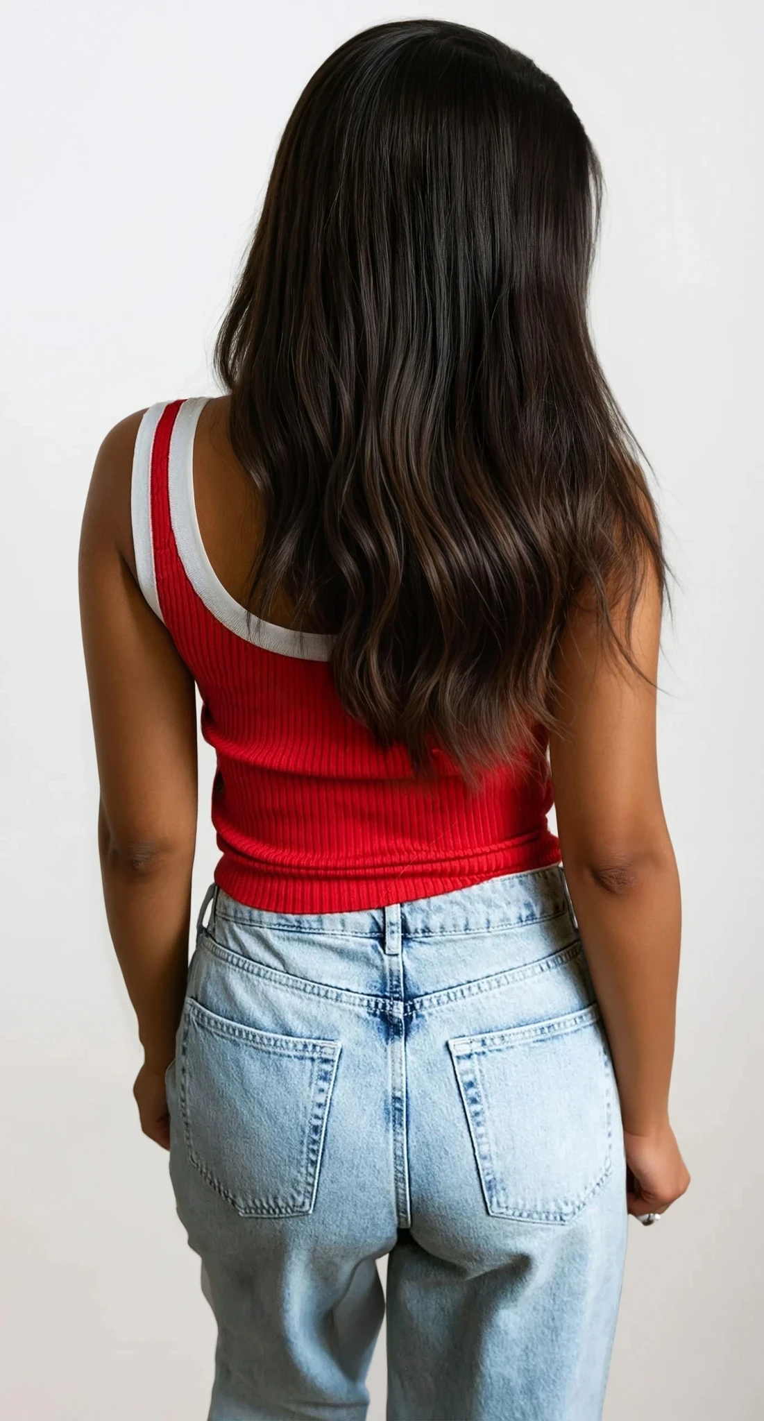Two-tone outlined rib-knit vest with sleeveless design
