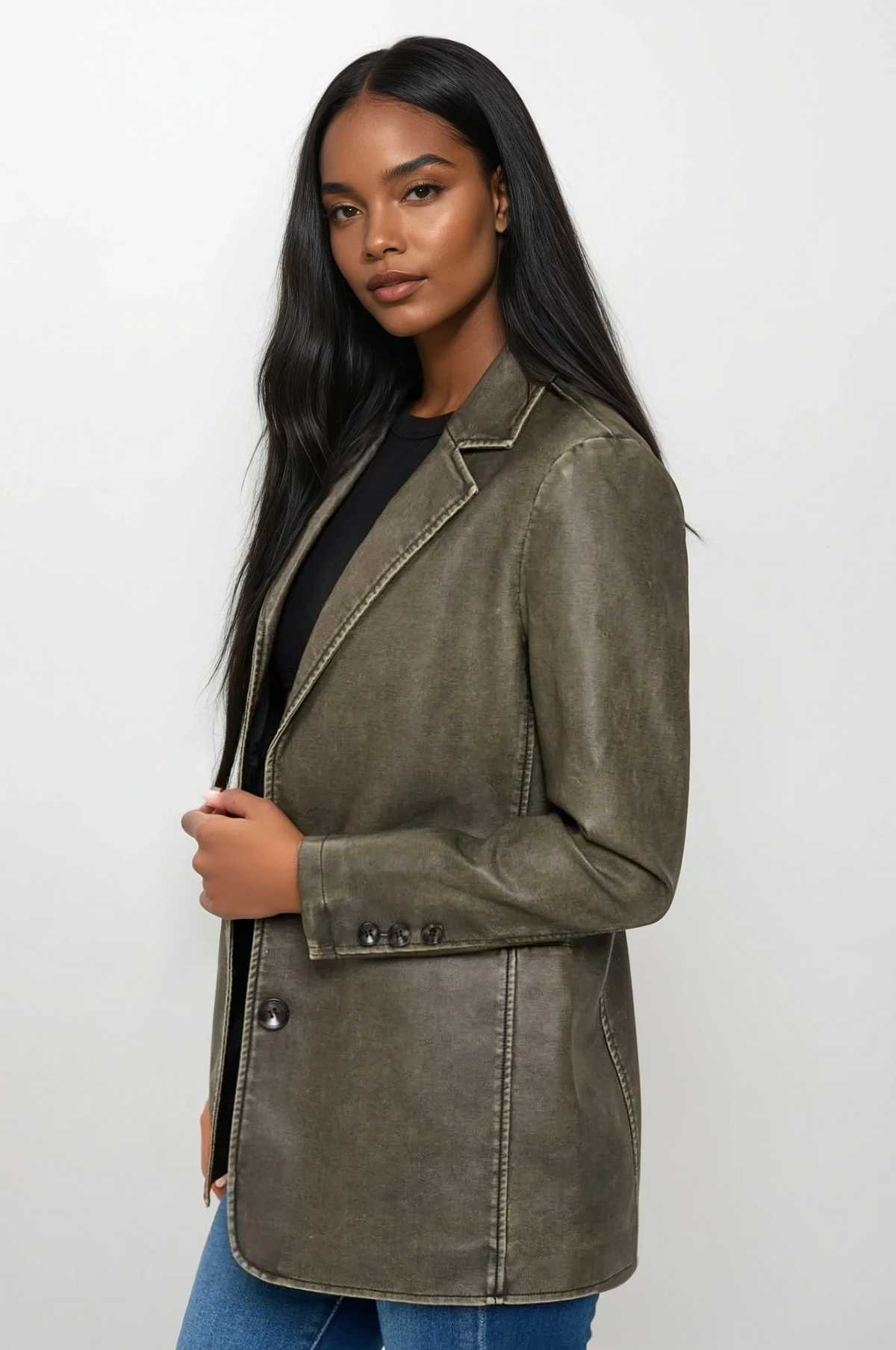 Statement single-breasted vegan leather blazer for versatile fashion