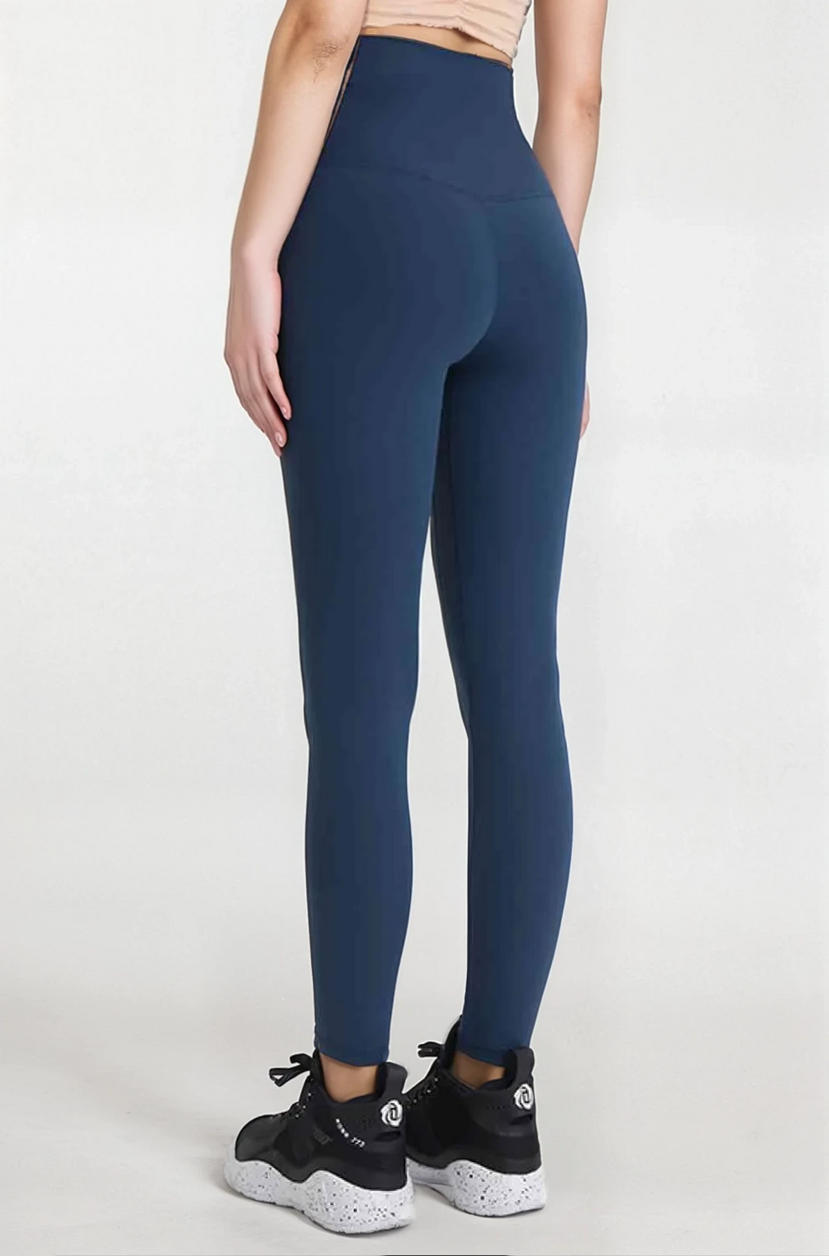 Ultra soft high-waist leggings in solid black with stretchy fabric