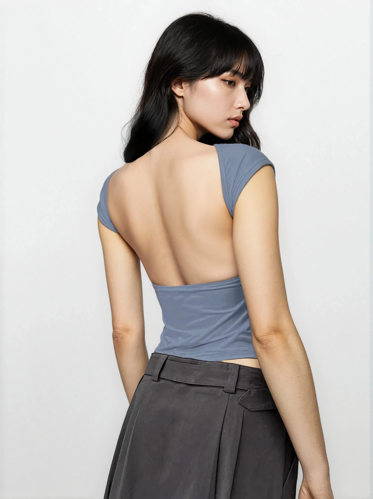 Backless short sleeve cropped blouse in solid pattern