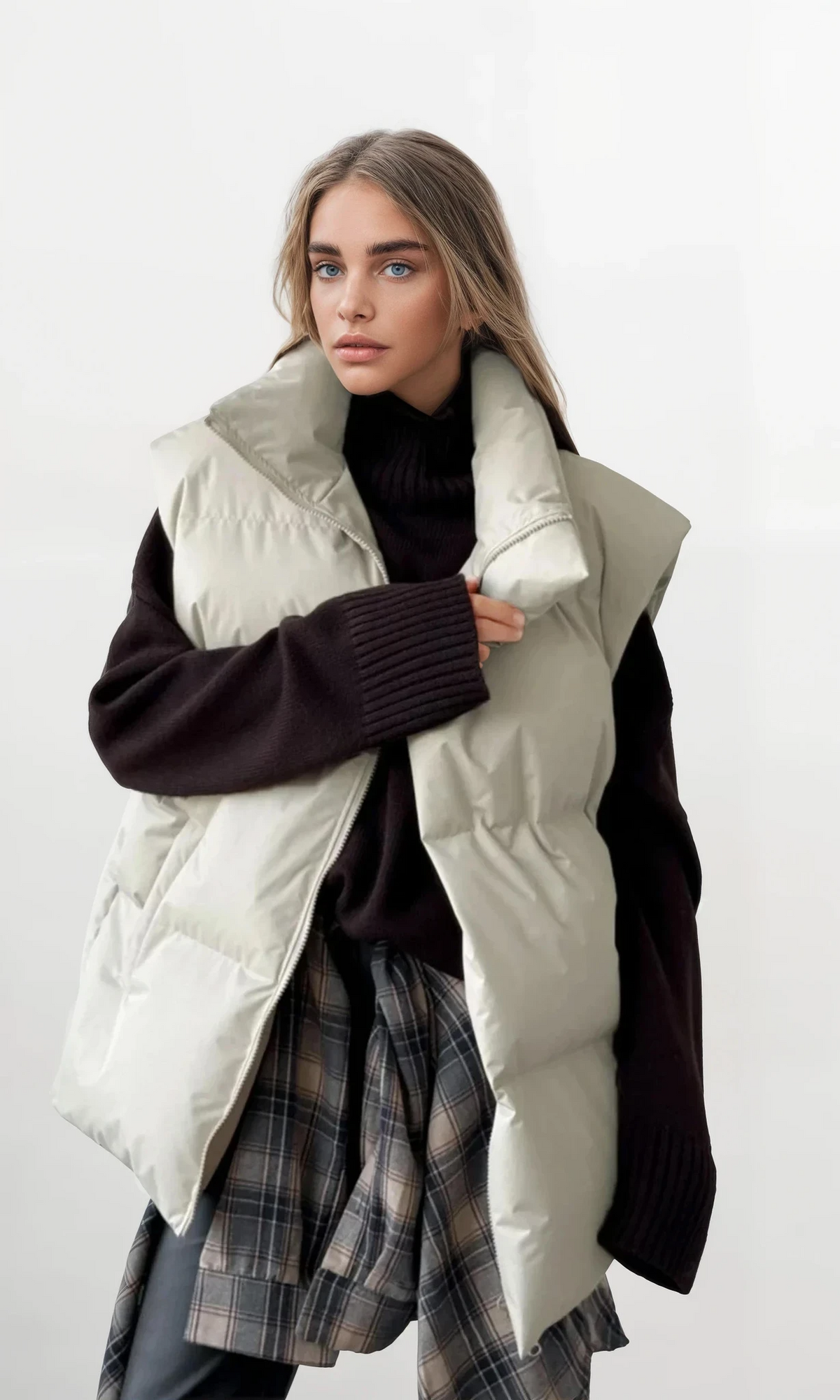 Icy turtleneck puffer vest with full zip and sleeveless design