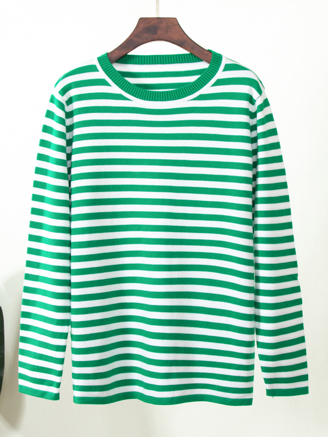 Striped round neck long sleeve sweater with classic design