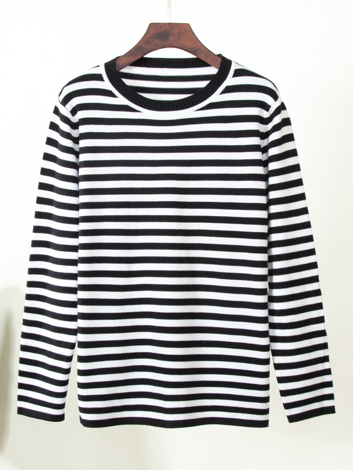 Striped round neck long sleeve sweater in classic style